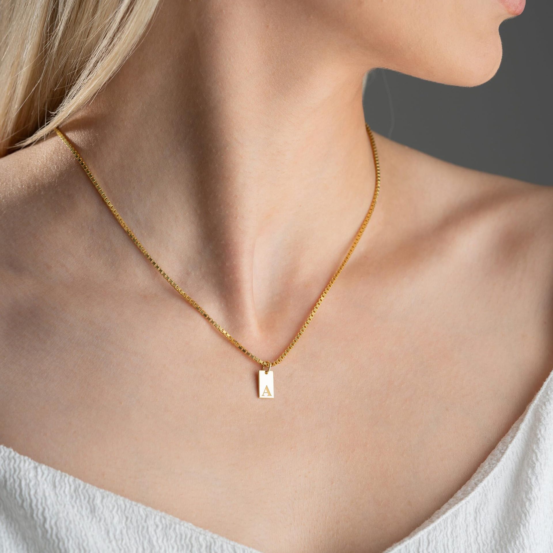 Крошечные квадратные 26 началь – обзор и цена Initial Letter Necklace 18K Gold
